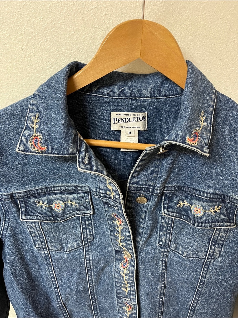 Pendleton Blue Denim Jacket with Floral Embroidery women’s size M - Picture 2 of 3